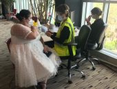 بعد إلغاء حفل زفافها بسبب كورونا.. أمريكية تتلقى اللقاح بفستان الزفاف.. صور