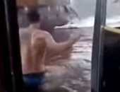 فرقة إنقاذ تحاول سحب حافلة محاصرة وسط فيضان مياه بمدينة روسية.. فيديو