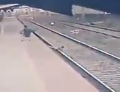 عامل بالسكة الحديد فى الهند ينقذ طفلا من الموت فى اللحظة الأخيرة.. فيديو