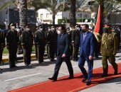 استقبال رسمى لرئيس الوزراء فى مقر الحكومة الليبية وعزف السلام الوطنى للبلدين