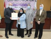 محافظ بنى سويف يُكرًم 15 سيدة وفتاة من النماذج النسائية الناجحة
