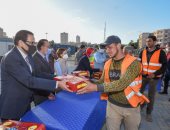 محافظ الإسكندرية يوزع وجبات الإفطار على العاملين بتطوير ميدان محطة مصر