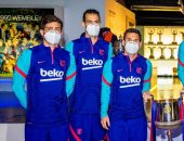 ميسي وزملاؤه يزورون متحف برشلونة برفقة كومان لوضع كأس إسبانيا الجديد.. صور