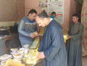 "مطبخ الهنا".. شباب قنا يقدمون وجبات لإفطار الصائمين الأكثر احتياجا فى رمضان.. صور
