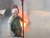 سكان سويسرا يحرقون دمية "رجل الثلج" لتوديع الشتاء واستقبال الصيف.. فيديو