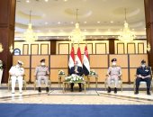 الرئيس السيسي يؤدى صلاة الجمعة بمسجد المشير طنطاوی.. ويناقش مع كبار قادة القوات المسلحة الموضوعات المتعلقة بالأمن القومى.. ويؤكد: رجال الجيش المصرى امتداد لجيل أكتوبر العظيم.. والمصريون يقدرون تضحياتهم.. صور