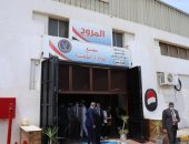 خلية نحل من نزلاء سجن المرج يعملون بملابسهم الزرقاء في مصنع حلاوة..صور