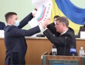 فيديو.. عراك بين نائبين أوكرانيين بسبب علم روسيا