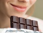فوائد الشيكولاتة الداكنة للنساء عديدة منها تخفيف ألم الحيض وتحسين الذاكرة 