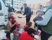 محافظة القاهرة توزع وجبات إفطار على أهالى بطن البقرة بعد نقلهم للأسمرات