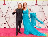 بول راجى وزوجته ليز هارلى على السجادة الحمراء لحفل توزيع جوائز الأوسكار الـ93