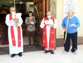 أجراس الكاتدرائية الأسقفية تدق معلنة بدء قداس أحد الزعف.. صور