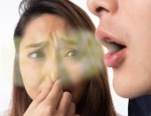 أسباب رائحة الفم الكريهة.. منها تنظيف الأسنان بشكل غير صحيح