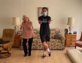 أعاد فرحتها بالحياة.. أخصائى علاج طبيعى يساعد مسنة للتعافى بالرقص.. فيديو 