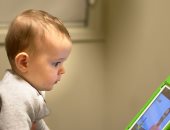 دراسة: قضاء الرضع لوقت طويل أمام الشاشات يؤدى لضعف وظائف المخ