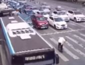 مشهد إنسانى لشرطى صينى يحمل عجوز لمساعدته على عبور إشارة المرور.. فيديو