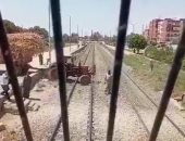 جرار قصب يقتحم سور السكة الحديد بأسوان.. ويقظة سائق القطار تمنع كارثة.. صور وفيديو