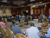 محافظ المنيا: تشكيل لجنة مع الشركة المصرية للاتصالات لفض التشابكات بين الجهات الحكومية
