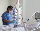 "الجارديان": إنجلترا توسّع نطاق حملة التطعيم ضد كورونا لمن تزيد أعمارهم عن 40 عامًا