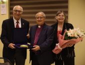 الأسقفية تكرم طبيبا كنديا تطوع 7 سنوات فى تدريب أطباء بمستشفى هرمل بمنوف