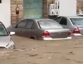 السيول تجرف السيارات والأشخاص فى مكة المكرمة.. فيديو