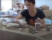 فنانة روسية ترسم لوحات من عينات كوارث بيئية للتوعية بخطورتها.. فيديو وصور