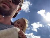 كريس هيمسوورث ينجح في إيجاد طريقة لإرهاق أطفاله بالركض وراء الخرفان.. فيديو