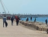 سلى صيامك.. فسحة جميلة وصيد ومشهد يرد الروح على شاطئ الإسكندرية فى نهار رمضان