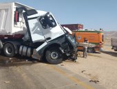 مصرع شخص وإصابة آخر بحادث انقلاب سيارة نقل بطريق القطامية القديم - السويس 