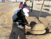 شاهد آخر استعدادات كرنفال النحت على الرمال بشاطئ بورسعيد.. فيديو وصور