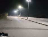 العناية الإلهية تنقذ سائقا تعطلت سيارته على شريط السكة الحديد بالأقصر.. فيديو