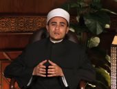 أمين الفتوى: لا يجوز الجلوس فى الصلاة المفروضة إلا بعذر.. فيديو