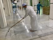 شاهد وزير ماليزى ينظف المسجد الحرام من أثار الأمطار مع عمال الحرمين
