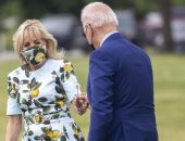 جو بايدن يهدى زهرة من حديقة البيت الأبيض لزوجته فى لقطة رومانسية.. صور وفيديو