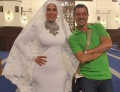 أنا اللى لبستها الحجاب.. منى زكى مع مصمم فستان زفافها بـ"لعبة نيوتن"