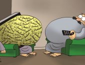 كاريكاتير إماراتى يسلط الضوء على كسل المواطنين عقب الإفطار وحرصهم على متابعة المسلسلات