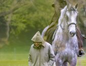 الملكة إليزابيث تطمئن على خيول زوجها الراحل في قلعة وندسور .. صور