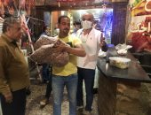 ضبط كميات لحوم فاسدة وتحرير 23 محضرا فى حملة على الأسواق بالدقى.. صور