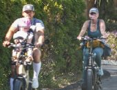كاتى بيرى وأورلاندو بلوم مع ابنتهما ديزى بنزهة على الدراجات .. صور