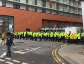 مان يونايتد ضد ليفربول.. اشتباكات خارج فندق اللاعبين بين الشرطة والجماهير