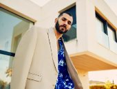 كريم بنزيما يتحول لـ"موديل" في أحدث ظهور له استعدادا لمباراة تشيلسي