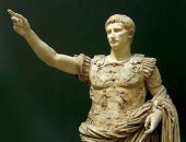 اكتشاف رأس رخامى للإمبراطور الرومانى أوغسطس فى إيطاليا.. اعرف التفاصيل