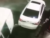 "رشهم بالبنزين" .. عجوز يلقن لصوص درسًا حاولوا سرقته فى محطة وقود.. فيديو