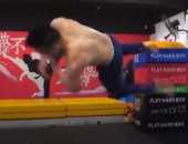 مدرب صينى ينفذ حركات "شقلبة" فى الهواء بساق واحدة ولياقة مبهرة.. فيديو