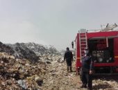 سيارات المطافى تواصل إخماد حريق القمامة بالنقطة الوسيطة في الزقازيق.. صور 