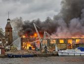 اندلاع حريق كبير فى حوض للقوارب بالقرب من نهر التايمز ببريطانيا.. فيديو