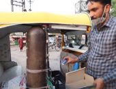 هندى يحول "توك توك" لسيارة إسعاف مجهزة لنقل مصابي كورونا بالمجان .. فيديو