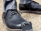 علماء يطورون حذاء ذكيا يساعد المكفوفين على تجنب العقبات