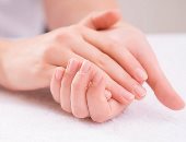 وصفات طبيعية لتفتيح اليدين.. تخلصك من الخلايا الميتة وتوحد لون البشرة