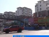 صينية تنفق 150 ألف دولار لبناء جسرين لعبور ابنها إلى المدرسة.. فيديو وصور